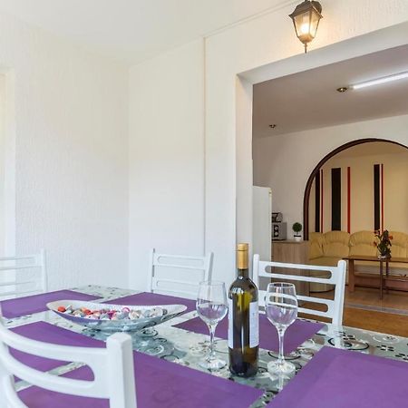 Nice Apartment In Pula With Kitchen Exteriér fotografie